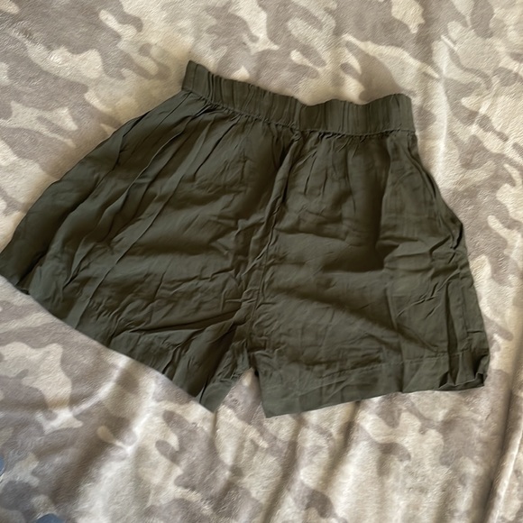 H&M S women’s high rise pull on olive green casual shorts w/pockets - Picture 5 of 6
